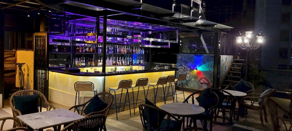 Experience dazzling city lights, lively vibes, and expertly mixed drinks under the open sky